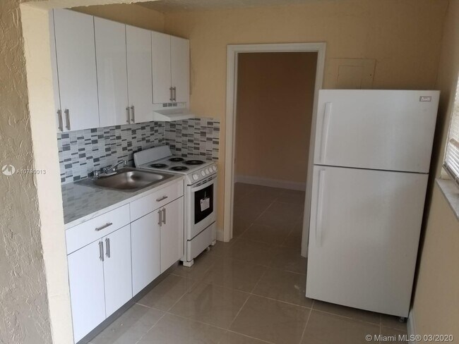 172 NW 12th St-Unit -2 in Miami, FL - Building Photo - Building Photo