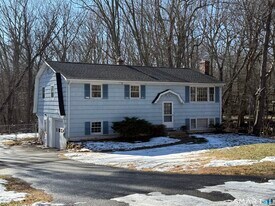 821 Long Cove Rd in Ledyard, CT - Building Photo