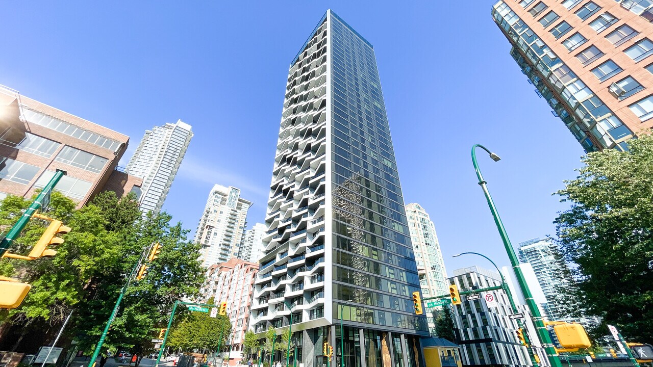889 Pacific St in Vancouver, BC - Building Photo