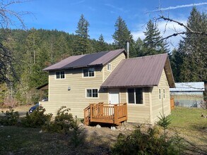 1422 Old State Rd in Carson, WA - Building Photo - Building Photo