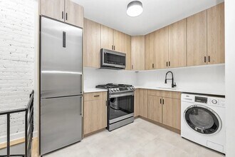 227 W 20th St in New York, NY - Building Photo - Building Photo