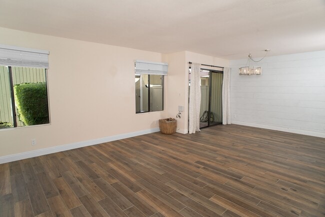 22109 Burbank Blvd in Los Angeles, CA - Building Photo - Building Photo