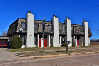 Raintree Place in Norman, OK - Building Photo - Building Photo