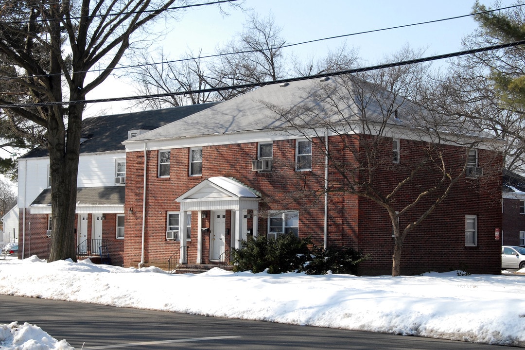 CCA Lafayette Park in Elmwood Park, NJ - Foto de edificio