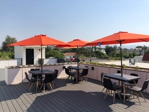 12203 Moorpark St. Studio City 91604 in Studio City, CA - Foto de edificio - Building Photo