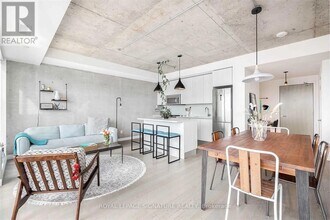 111 Bathurst St in Toronto, ON - Building Photo - Building Photo