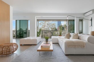 999 N Doheny Dr, Unit 401 in West Hollywood, CA - Foto de edificio - Building Photo