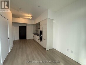 2221 Yonge St in Toronto, ON - Building Photo - Building Photo