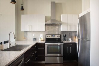 225 E Michigan St in Milwaukee, WI - Foto de edificio - Building Photo