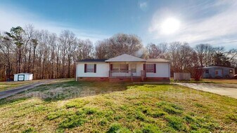 202 Bunker Ct in Fountain Inn, SC - Building Photo