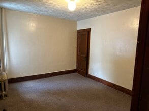 25 N Railroad St, Unit #2nd floor in Tamaqua, PA - Foto de edificio - Building Photo