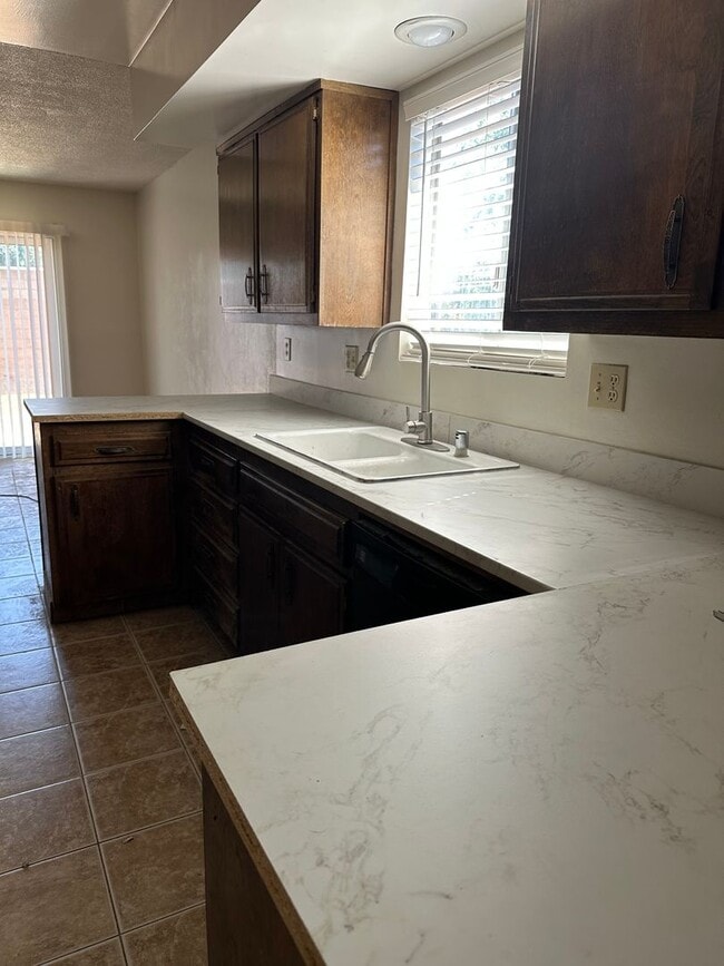 1930 S Royal Oaks Dr in Visalia, CA - Building Photo - Building Photo