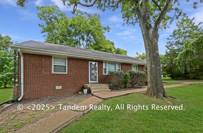 2300 Cloverdale Rd in Nashville, TN - Foto de edificio - Building Photo