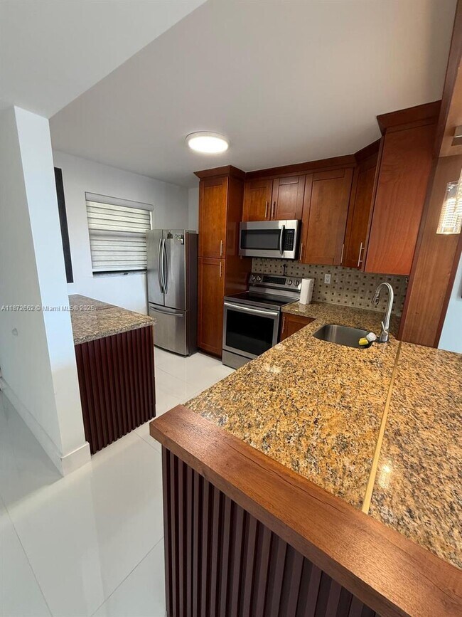 7125 Bay Dr in Miami Beach, FL - Building Photo - Building Photo