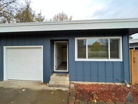 193 SE Bridgeway Ave in Corvallis, OR - Building Photo