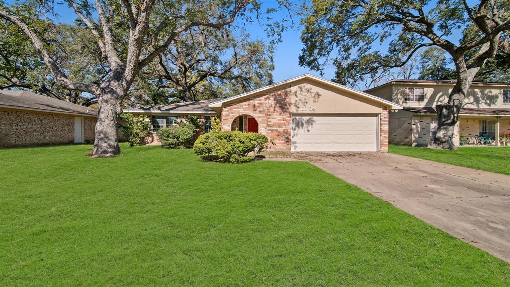 1034 Maple St in Clute, TX - Building Photo