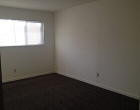 1014 Clinton Rd in Sacramento, CA - Building Photo - Building Photo