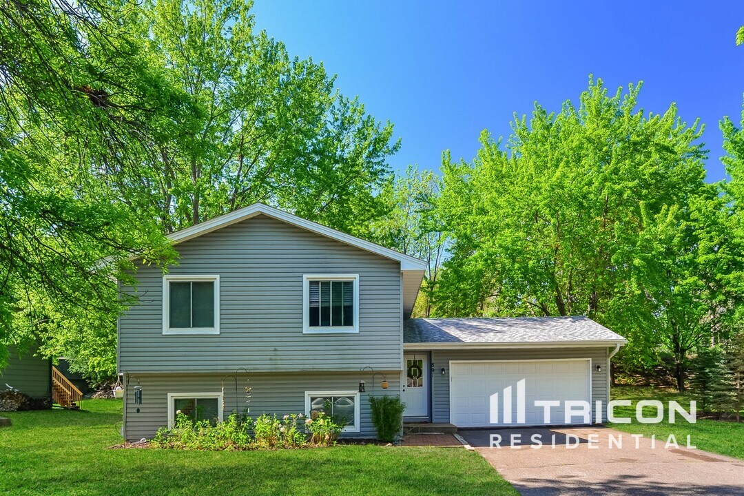 891 Nez Perce Ct in Chanhassen, MN - Building Photo