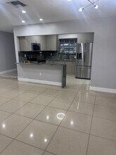 7541 Miramar Pkwy in Miramar, FL - Foto de edificio - Building Photo