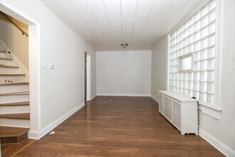 2244 W Irving Park Rd in Chicago, IL - Foto de edificio - Building Photo
