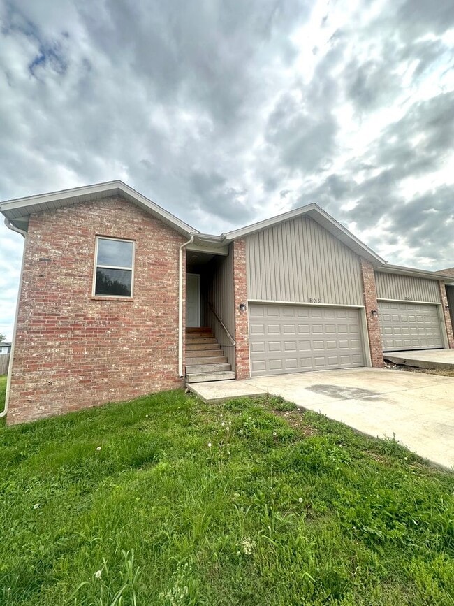 808 E Watermill Cir in Ozark, MO - Building Photo - Building Photo
