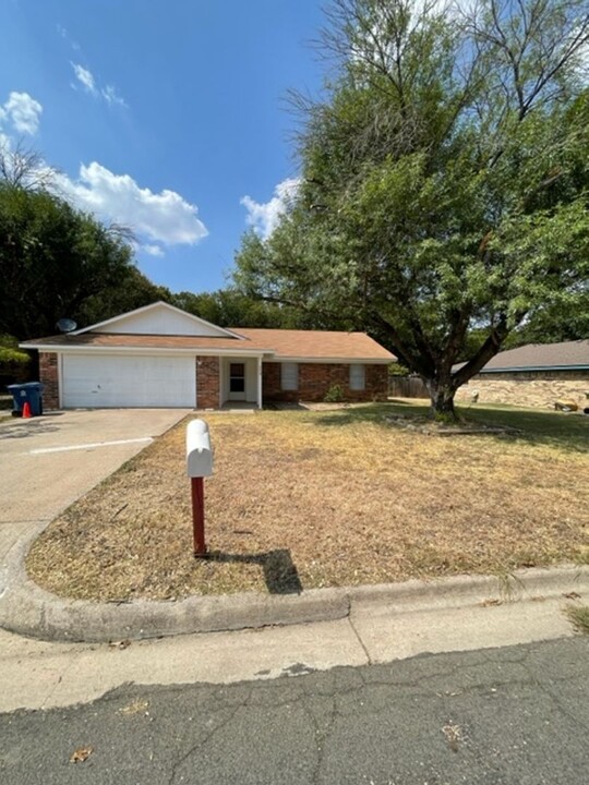 338 Lindenwood Ln S in Hewitt, TX - Building Photo