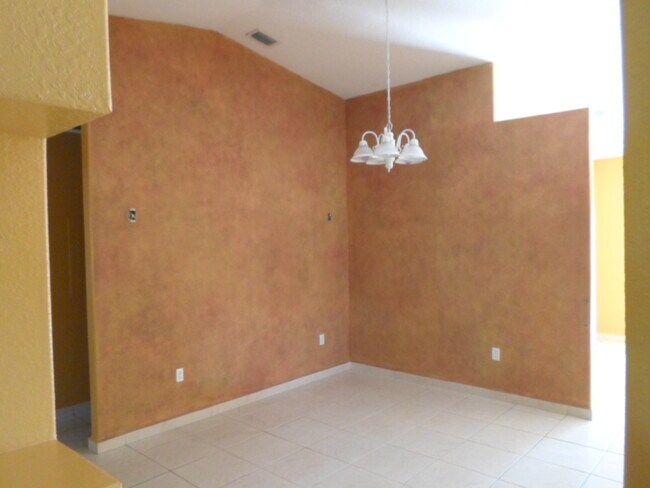 7772 NW 200th Ln in Hialeah, FL - Building Photo - Building Photo