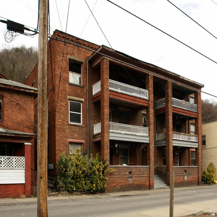 661 Stratton St in Logan, WV - Building Photo