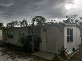 2170-2172 Davis Ct in Ft. Myers, FL - Building Photo