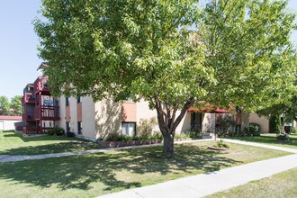 Skaff Apartments: Building 1208 28th Ave S in Moorhead, MN - Foto de edificio - Building Photo