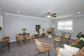 124 Easy St in Islip, NY - Building Photo - Building Photo