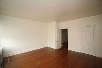 209 E Biddle St in Baltimore, MD - Foto de edificio - Building Photo