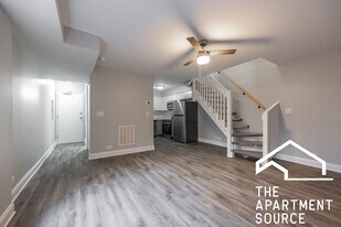 744 W Gordon Terrace in Chicago, IL - Building Photo