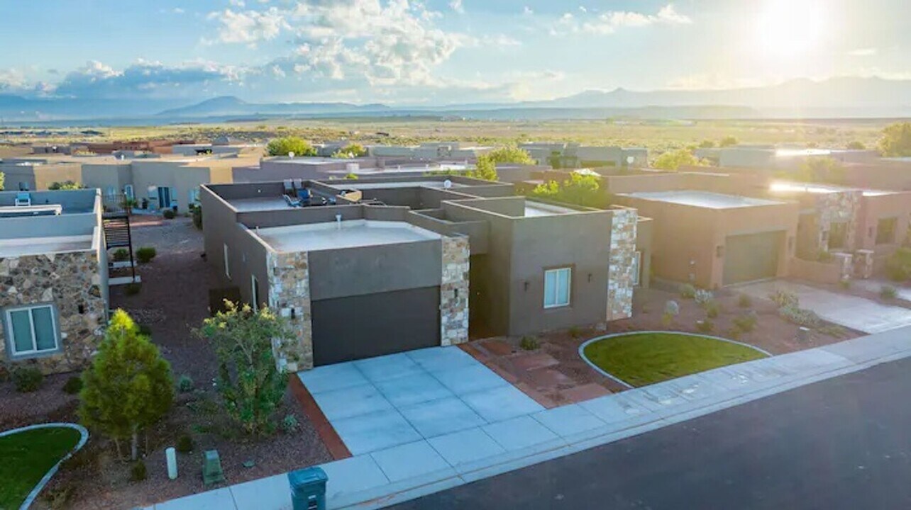 3271 S Retreat Dr in Hurricane, UT - Building Photo