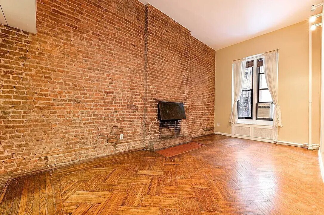 106 E 30th St in New York, NY - Building Photo