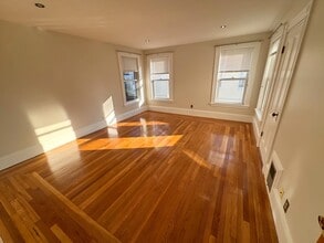 17 Upham St, Unit 2 in Malden, MA - Foto de edificio - Building Photo