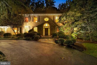 9454 Newbridge Dr in Potomac, MD - Building Photo - Building Photo