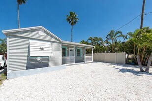 358 Boca Ciega Dr in Madeira Beach, FL - Building Photo
