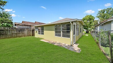 1322 Magnolia St in Baytown, TX - Building Photo - Building Photo