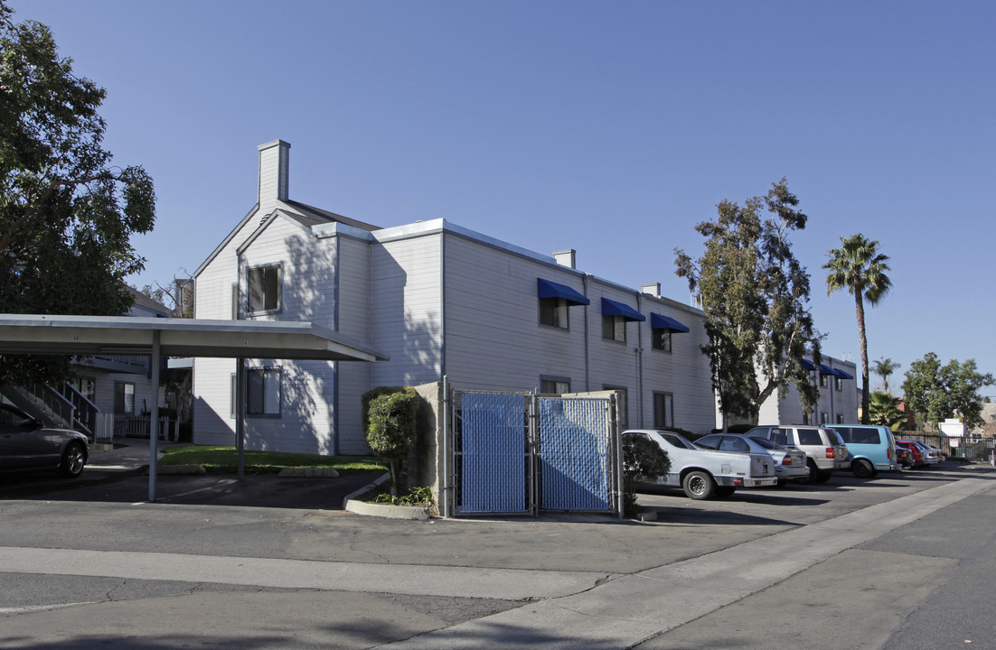 Parkway Village in Escondido, CA - Building Photo