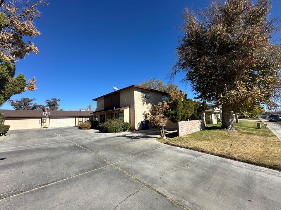 624 W Graaf Ave-Unit -B in Ridgecrest, CA - Building Photo