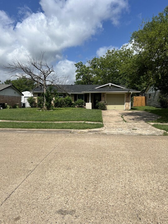 1405 E Park Dr in Mesquite, TX - Building Photo