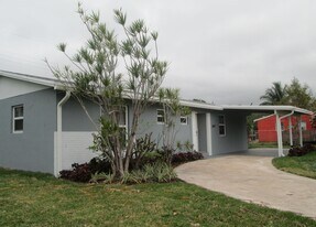 2457 Pinecrest Ct in West Palm Beach, FL - Building Photo