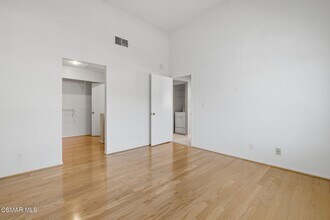 4240 Lost Hills Rd in Agoura Hills, CA - Foto de edificio - Building Photo