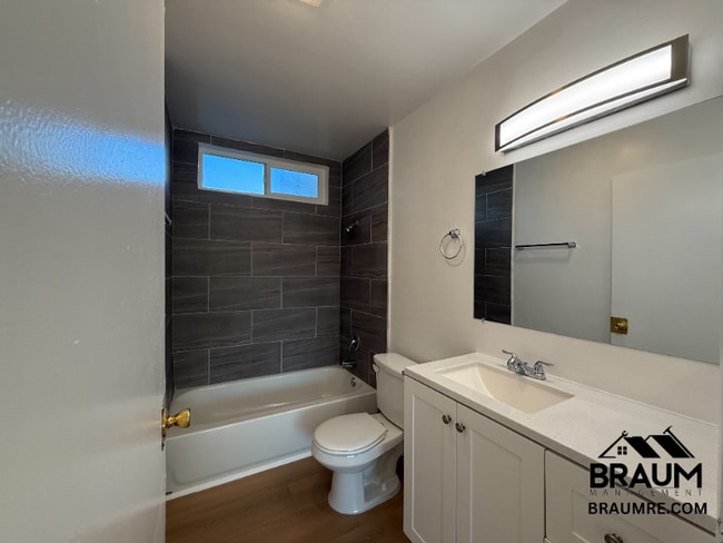 13347 Victory Blvd in Los Angeles, CA - Foto de edificio - Building Photo