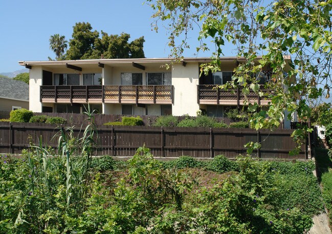 Holiday Plaza Apartments in Santa Barbara, CA - Foto de edificio - Building Photo