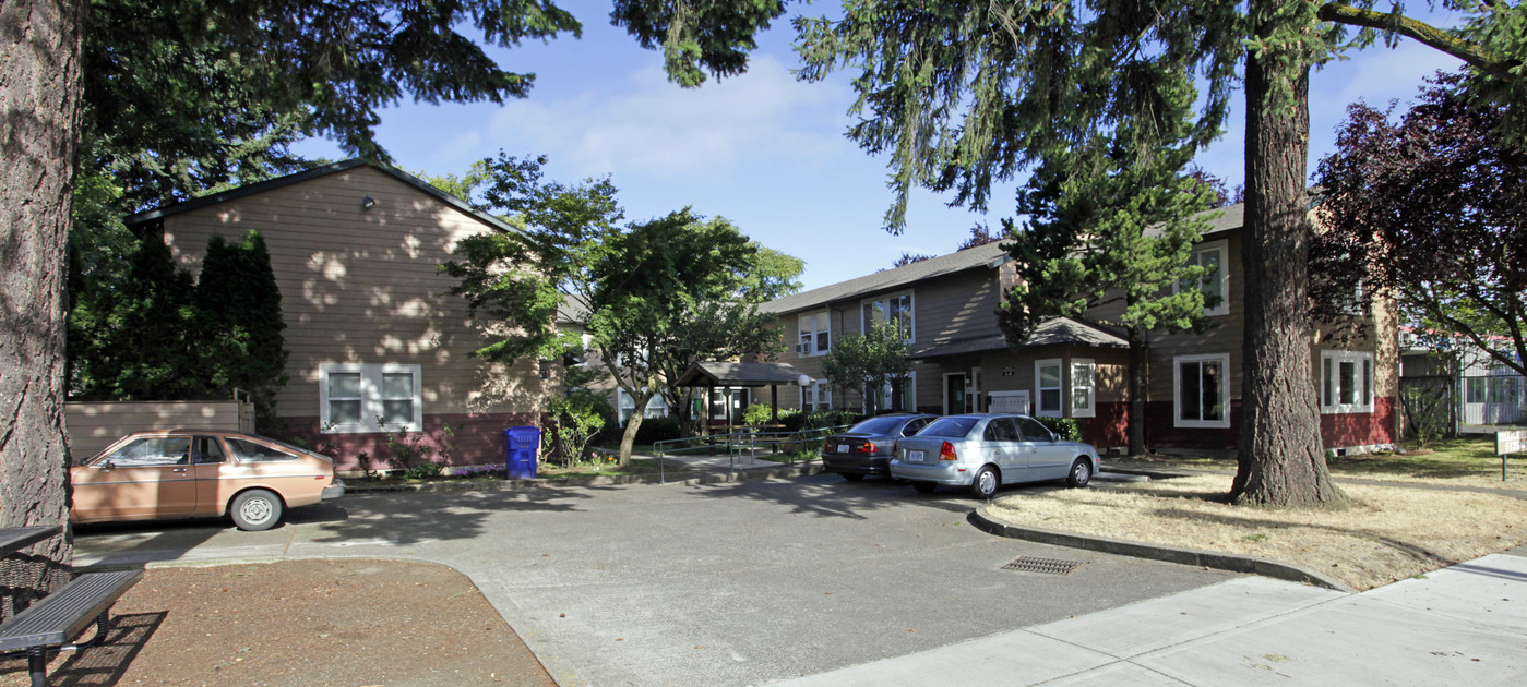 Tillicum Court in Portland, OR - Building Photo