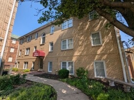 1422 E State St in Rockford, IL - Building Photo