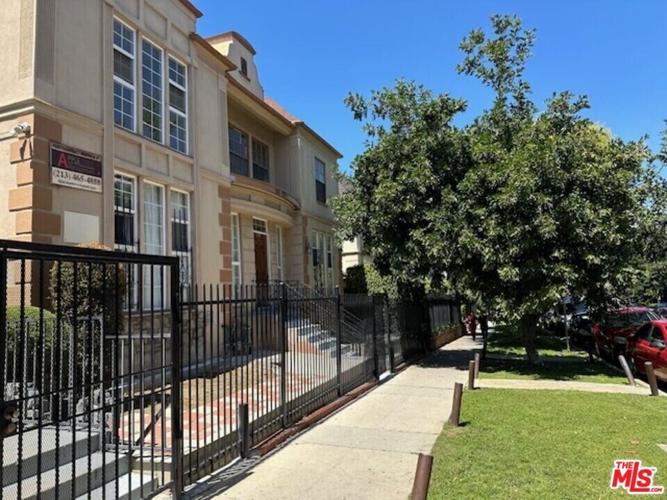 925 S Hobart Blvd in Los Angeles, CA - Building Photo