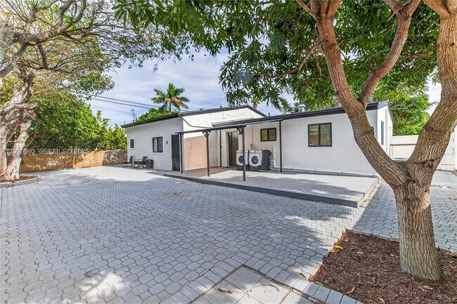 2633 NE 13th Ave in Pompano Beach, FL - Building Photo - Building Photo